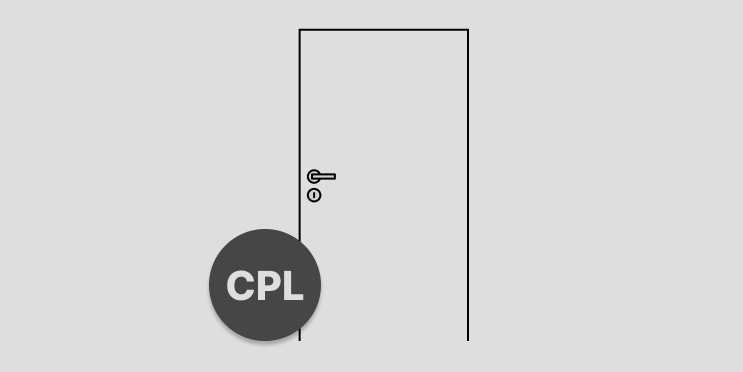 Abbildung einer einfarbigen Zimmertür mit glatter Oberfläche, Türdrücker und Schloss. Links unten auf der Tür ist ein runder Störer platziert in dem der Hinweis "CPL" steht.