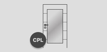Abbildung einer einfarbigen Zimmertür mit Türdrücker und Schloss. Auf dem Türblatt sind vier Querrillen zu sehen, die im gleichen Abstand zueinander angeordnet sind und in der Mitte ist ein Lichtausschnitt. Links unten auf der Tür ist ein runder Störer platziert in dem der Hinweis "CPL" steht.