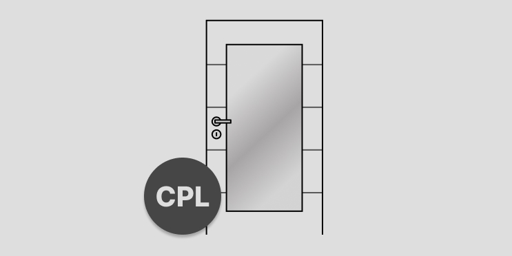 Abbildung einer einfarbigen Zimmertür mit Türdrücker und Schloss. Auf dem Türblatt sind vier Querrillen zu sehen, die im gleichen Abstand zueinander angeordnet sind und in der Mitte ist ein Lichtausschnitt. Links unten auf der Tür ist ein runder Störer platziert in dem der Hinweis "CPL" steht.