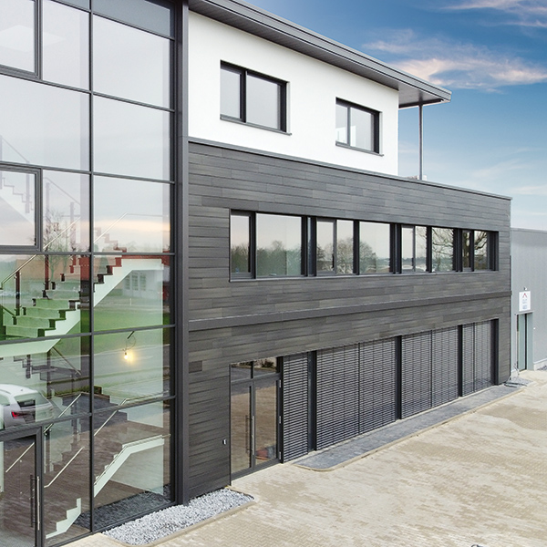 Modernes Haus mit grau-weiss verkleideter Fassade